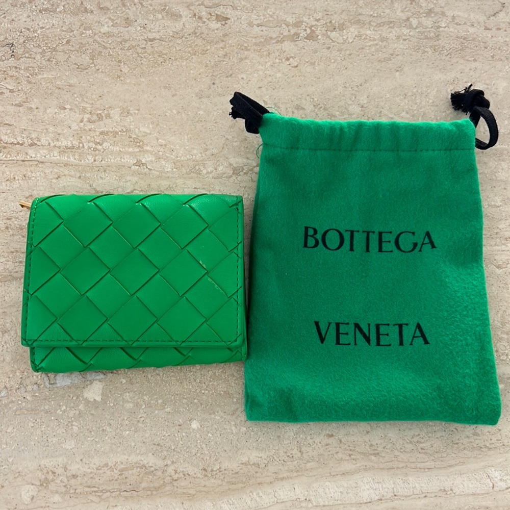 100% AUTHENTIC BOTTEGA VENETA WOMEN'S SMALL INTERECCIATO BI-FOLD WALLET